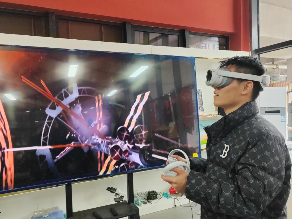瞻岩创造营 在挣脱中飞向未来——科技体验活动的引力之学