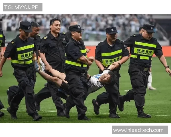 足球明星因玩手机被小孩质疑引发热议引发社会对偶像行为的讨论